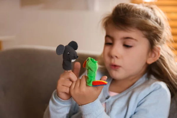 Carino Bambina Con Bambole Dito Spettacolo Marionette Casa — Foto Stock