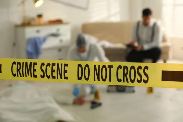 Investigators Working Crime Scene Dead Body Focus Yellow Tape — Stock Photo, Image