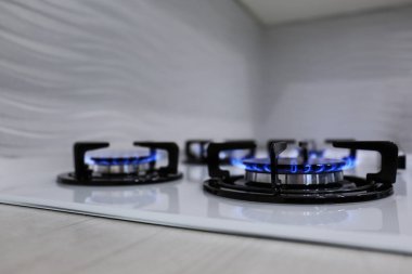 Modern mutfak sobası ve yanan gaz.