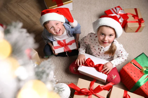 Niedliche Kleine Kinder Mit Weihnachtsgeschenken Auf Dem Boden Hause Über — Stockfoto