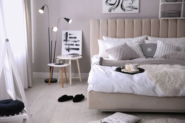 Intérieur Confortable Chambre Avec Coussins Couverture Rayée — Photo