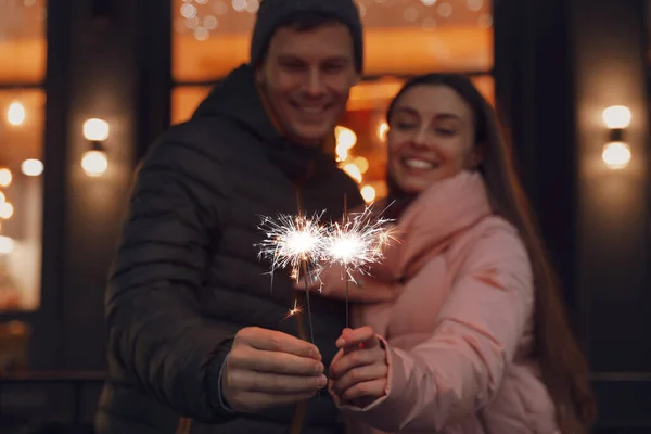 Couple Heureux Avec Des Étincelles Foire Hiver — Photo