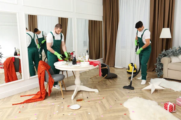 Equipe Serviço Limpeza Trabalhando Quarto Bagunçado Após Festa Ano Novo — Fotografia de Stock