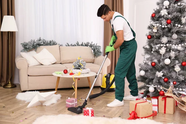Hombre Del Servicio Limpieza Que Trabaja Habitación Desordenada Después Fiesta — Foto de Stock
