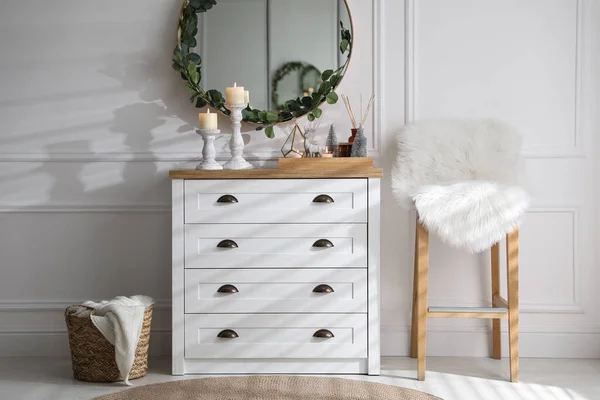 Moderne Kamer Interieur Met Ladekast Spiegel Witte Muur — Stockfoto