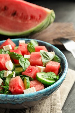 Siyah masada servis edilen karpuzlu lezzetli salata, yakın plan.