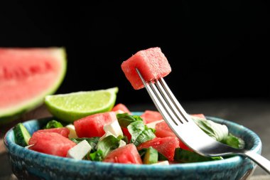 Siyah masada servis edilen karpuzlu lezzetli salata, yakın plan.