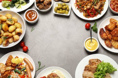 Büfe servisi. Gri masadaki farklı tabakların çerçevesi, metin için boşluk