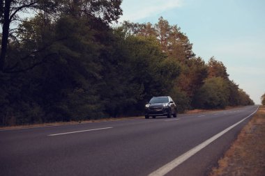 Arabalı asfalt otoyolun güzel manzarası. Yolculuk