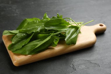 Koyu gri arkaplanlı doru tahta kesiliyor