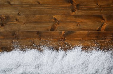 Tahta arka planda yazı için kar ve boşluk, üst manzara. Noel zamanı