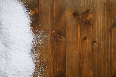 Tahta arka planda yazı için kar ve boşluk, üst manzara. Noel zamanı