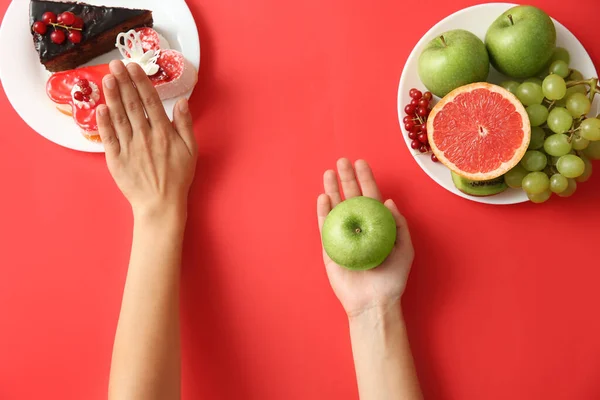 Draufsicht Der Frau Die Sich Zwischen Süßigkeiten Und Gesunden Früchten — Stockfoto