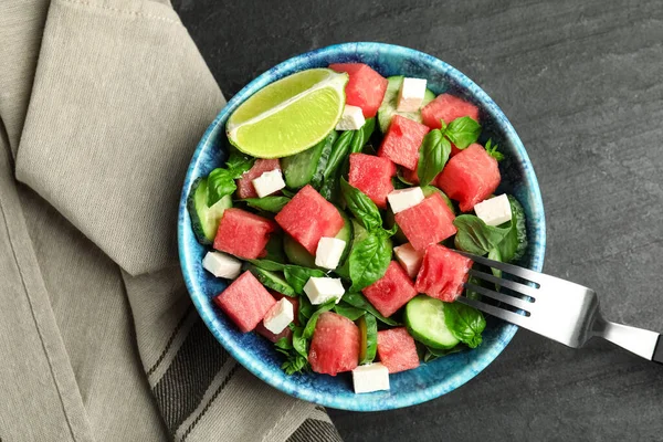 Köstlicher Salat Mit Wassermelone Auf Schwarzem Tisch Flach — Stockfoto