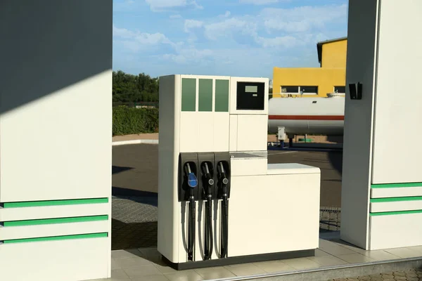 Tankpomptankmondstukken Bij Het Tankstation — Stockfoto