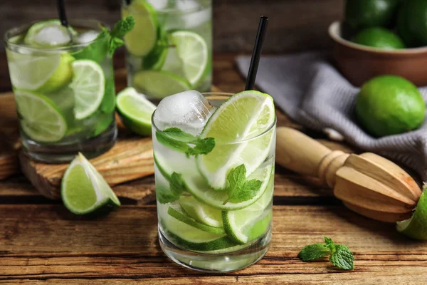 Delicioso Mojito Ingredientes Mesa Madera — Foto de Stock