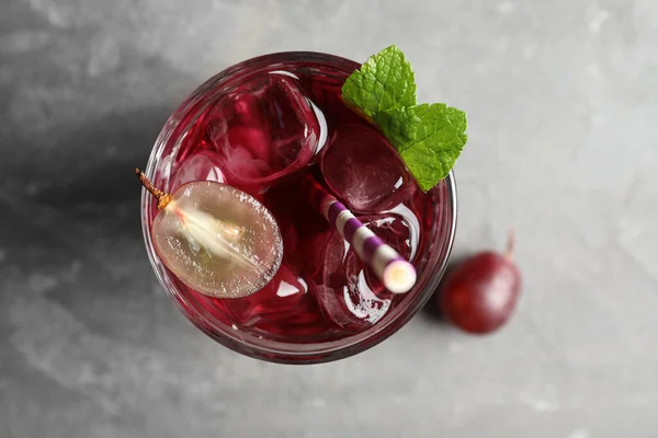 Köstliches Traubensodawasser Auf Grauem Tisch Flach Liegend Erfrischendes Getränk — Stockfoto