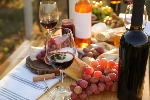 Rotwein Und Snacks Zum Picknick Auf Holztisch Freien — Stockfoto