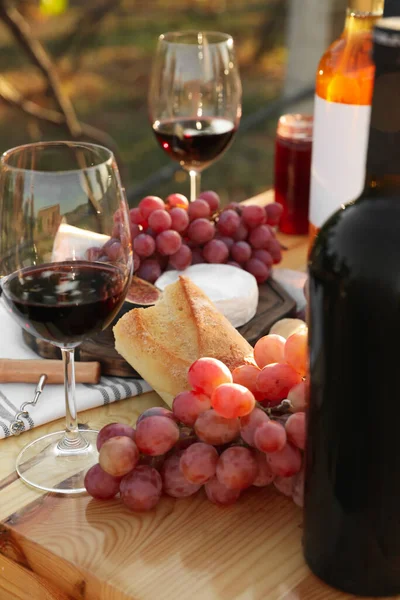 Vin Rouge Collations Servis Pour Pique Nique Sur Une Table — Photo