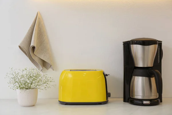 厨房里的现代烤面包机 咖啡机和花卉柜台 — 图库照片