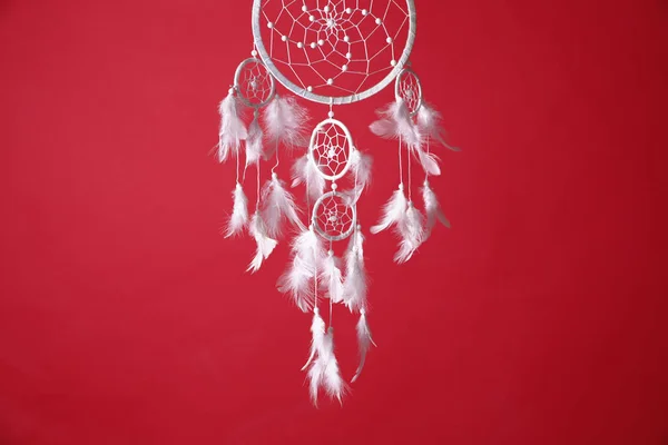 Schöne Traumfänger Hängen Auf Rotem Hintergrund — Stockfoto