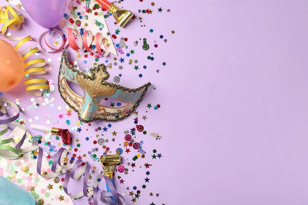 Mor arka planda güzel bir karnaval maskesi ve parti dekoru, düz bir zemin. Metin için boşluk