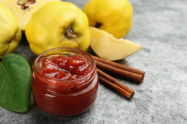 Delicioso Geléia Marmelo Frutas Canela Mesa Cinza Close — Fotografia de Stock