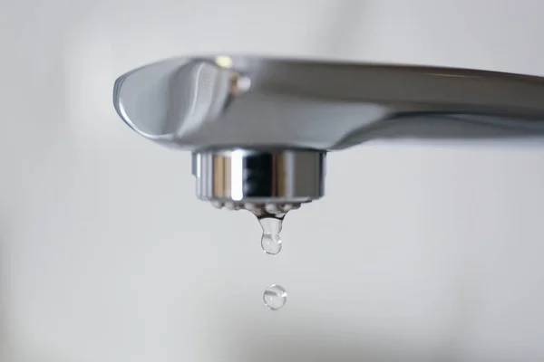 Gocce Acqua Che Cadono Dal Rubinetto Sfondo Chiaro Primo Piano — Foto Stock