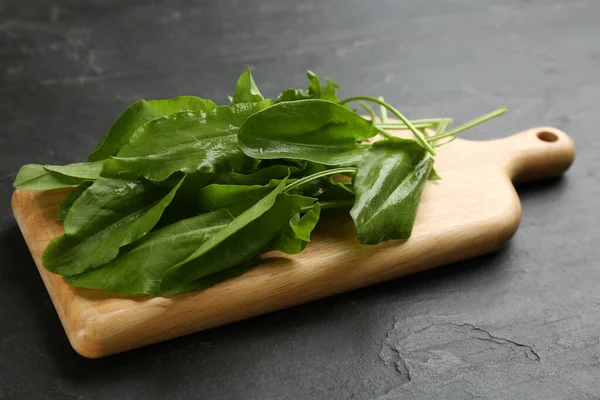 Koyu gri arkaplanlı doru tahta kesiliyor