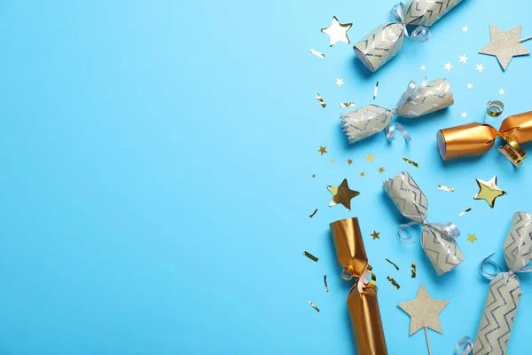 Galletas Navidad Abiertas Cerradas Con Confeti Brillante Sobre Fondo Azul —  Fotos de Stock