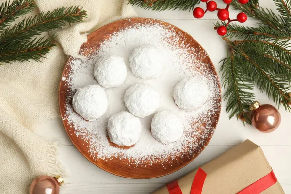 Composición Laica Plana Con Sabrosas Galletas Bola Nieve Navidad Mesa — Foto de Stock