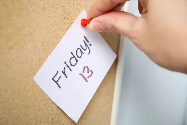 Een Vrouw Met Een Briefje Met Een Zin Vrijdag Aan — Stockfoto