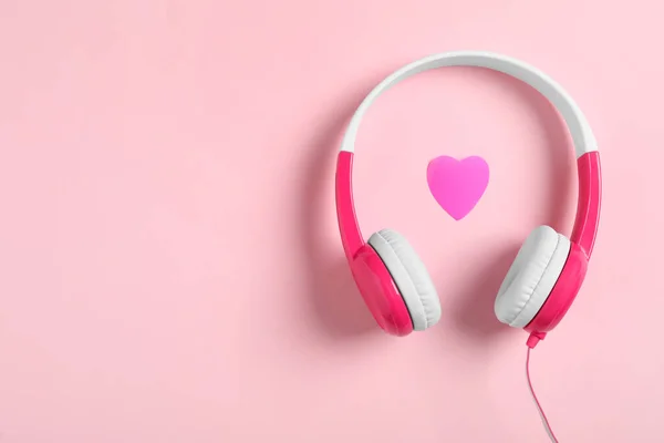 Moderne Koptelefoon Hart Roze Achtergrond Plat Gelegd Met Ruimte Voor — Stockfoto