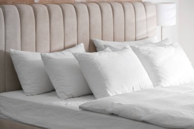 Odasında yumuşak yastıklar olan bir yatak. Modern iç mimari