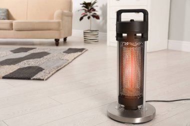 Oturma odasının iç tarafında modern kızılötesi ısıtıcı var.