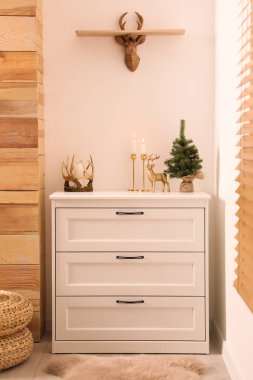 Çağdaş odada güzel bir Noel dekoru. İç tasarım