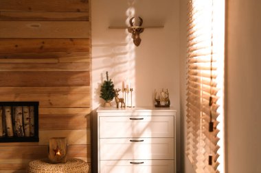 Çağdaş odada güzel bir Noel dekoru. İç tasarım