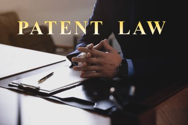 Ofisteki erkek avukat, yakın plan. Patent Yasası