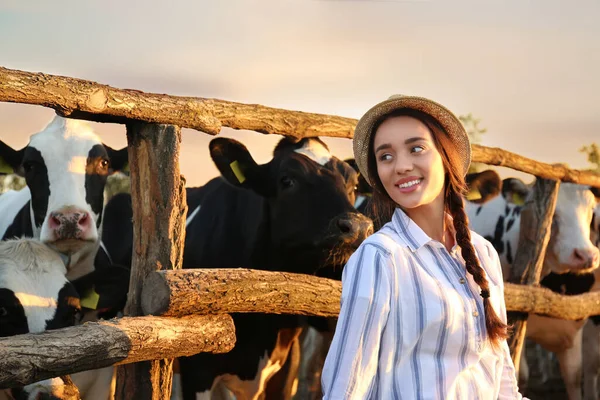 站在农场奶牛笔旁的年轻妇女 畜牧业 — 图库照片