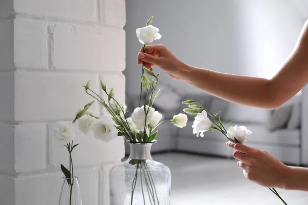 Mujer Tomando Hermosas Flores Florero Interior Primer Plano —  Fotos de Stock