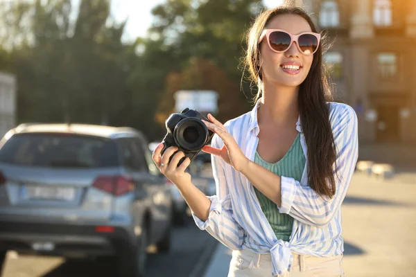 Jonge Fotograaf Met Professionele Camera Buiten Ruimte Voor Tekst — Stockfoto