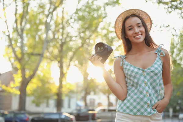 Młody Fotograf Profesjonalną Kamerą Zewnątrz Miejsce Tekst — Zdjęcie stockowe