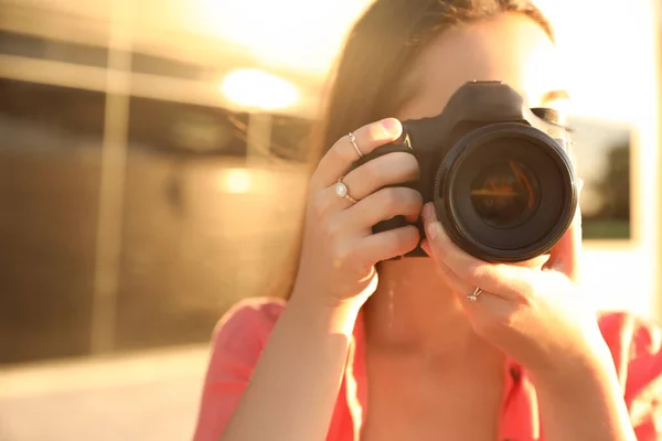 Mladý Fotograf Fotografování Profesionální Kamerou Venku Detailní Záběr — Stock fotografie