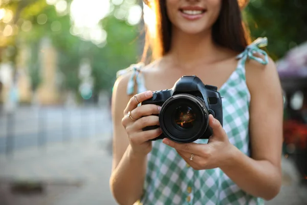 Jovem Fotógrafo Com Câmera Profissional Livre Close — Fotografia de Stock