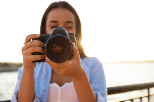Jonge Fotograaf Fotograferen Met Professionele Camera Buiten — Stockfoto