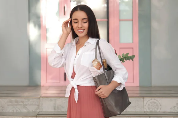 Junge Frau Mit Ledertasche Freien — Stockfoto