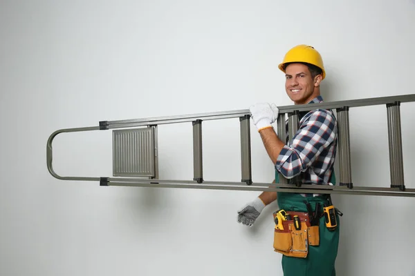 Professionele Bouwer Met Metalen Ladder Lichte Ondergrond — Stockfoto