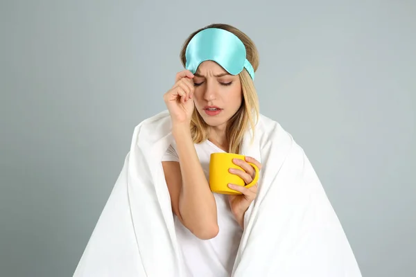 Jeune Femme Masque Couchage Enveloppé Avec Couverture Tenant Tasse Sur — Photo