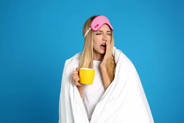 Jonge Vrouw Slaap Masker Verpakt Met Deken Holding Cup Blauwe — Stockfoto
