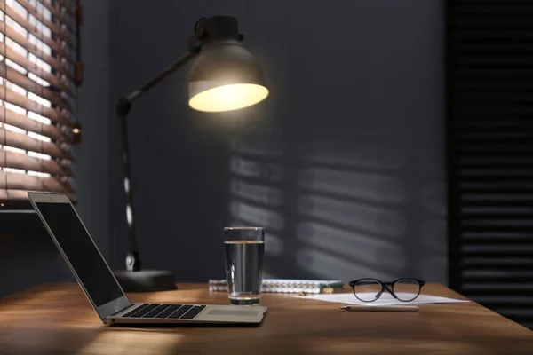 Moderno Portátil Lámpara Mesa Cerca Ventana Oficina Espacio Para Texto —  Fotos de Stock